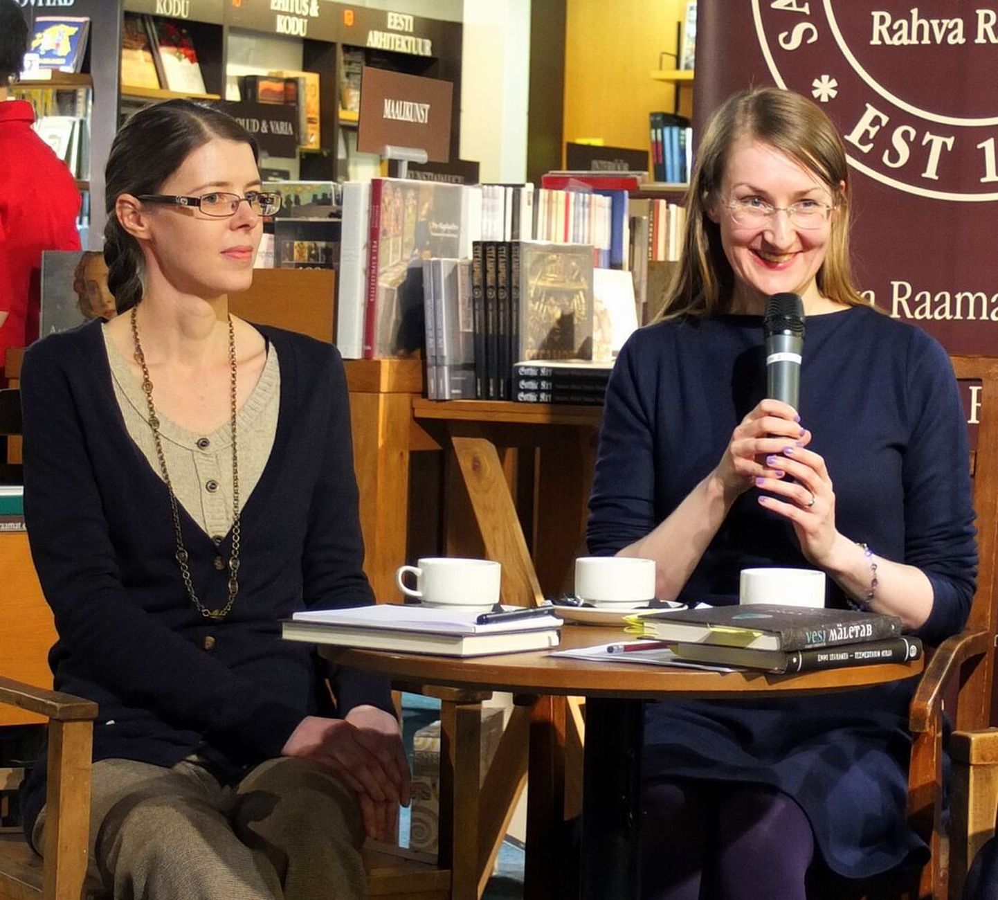 Tõlkija Kadri Jaanits (vasakul) koos soome kirjaniku Emmi Itärantaga Tallinnas 2014