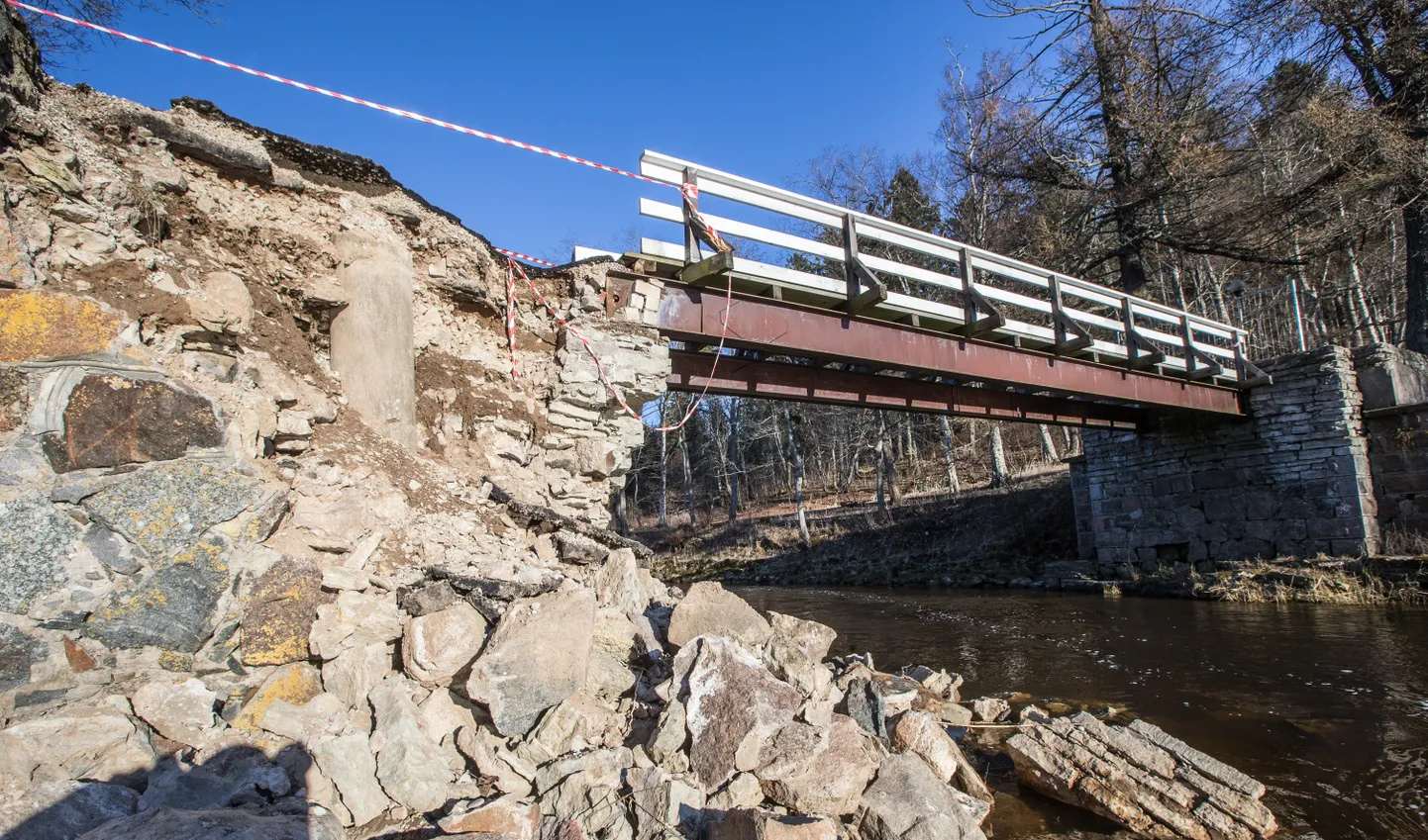 Sillatala kokkuvarisemise põhjustasid nii jõgi, mis silla all käänakut tehes talasid murendas, kui mööda kergliiklusteed alla valguv sademevesi, mis tugipostitaguse pinnase aastatega ära uhtus.