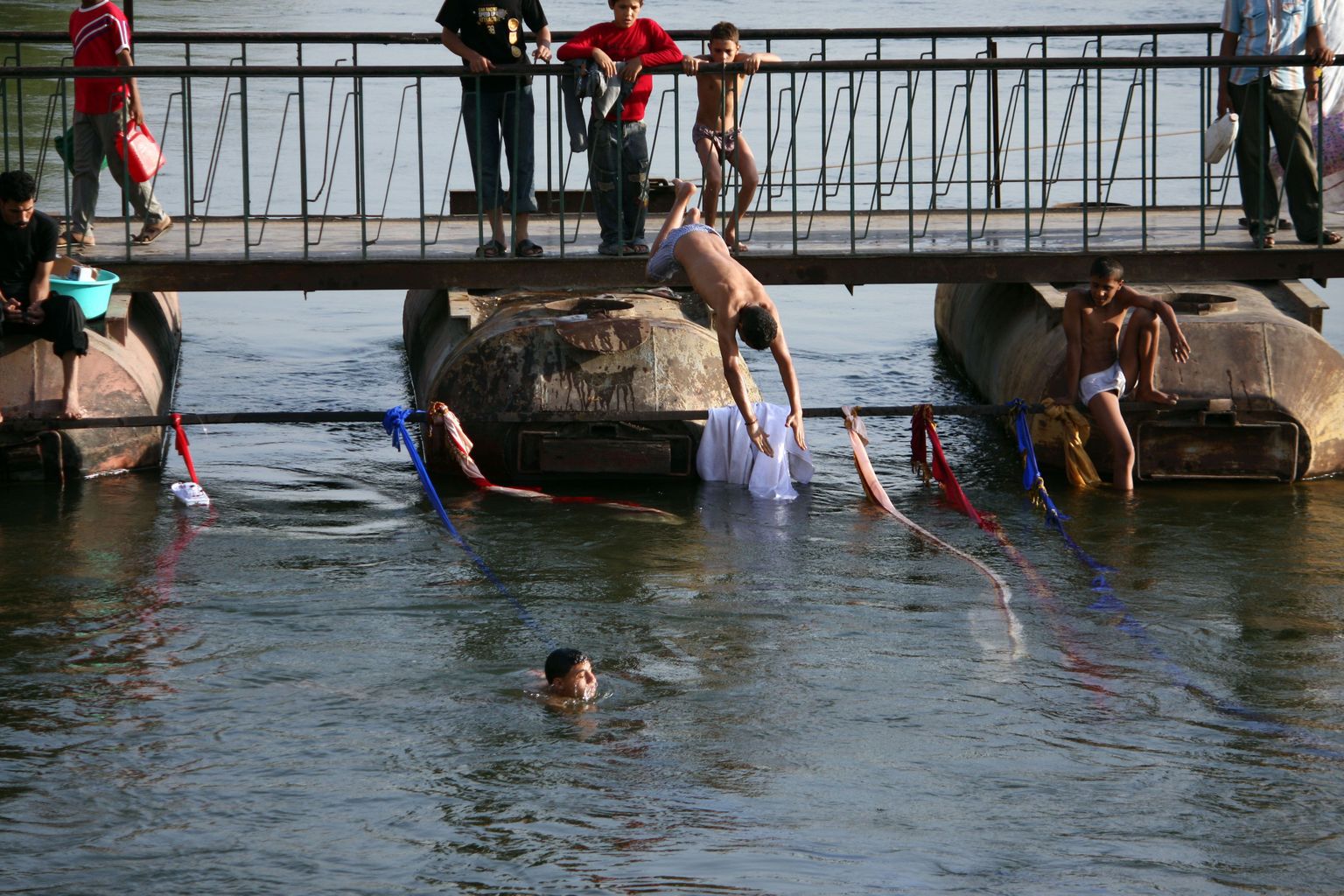 Poisid pagevad Egiptuse pealinnas Kairos kuumuse eest vette.