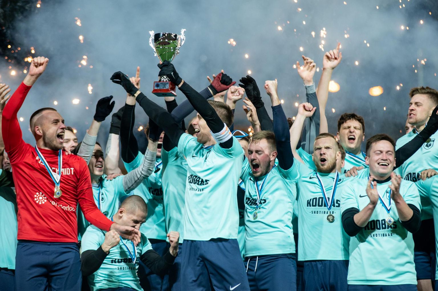 Kui trofee viimaks pihku anti ja saluut mürisema hakkas, lasid FCP Pärnu poisid endast looma välja.