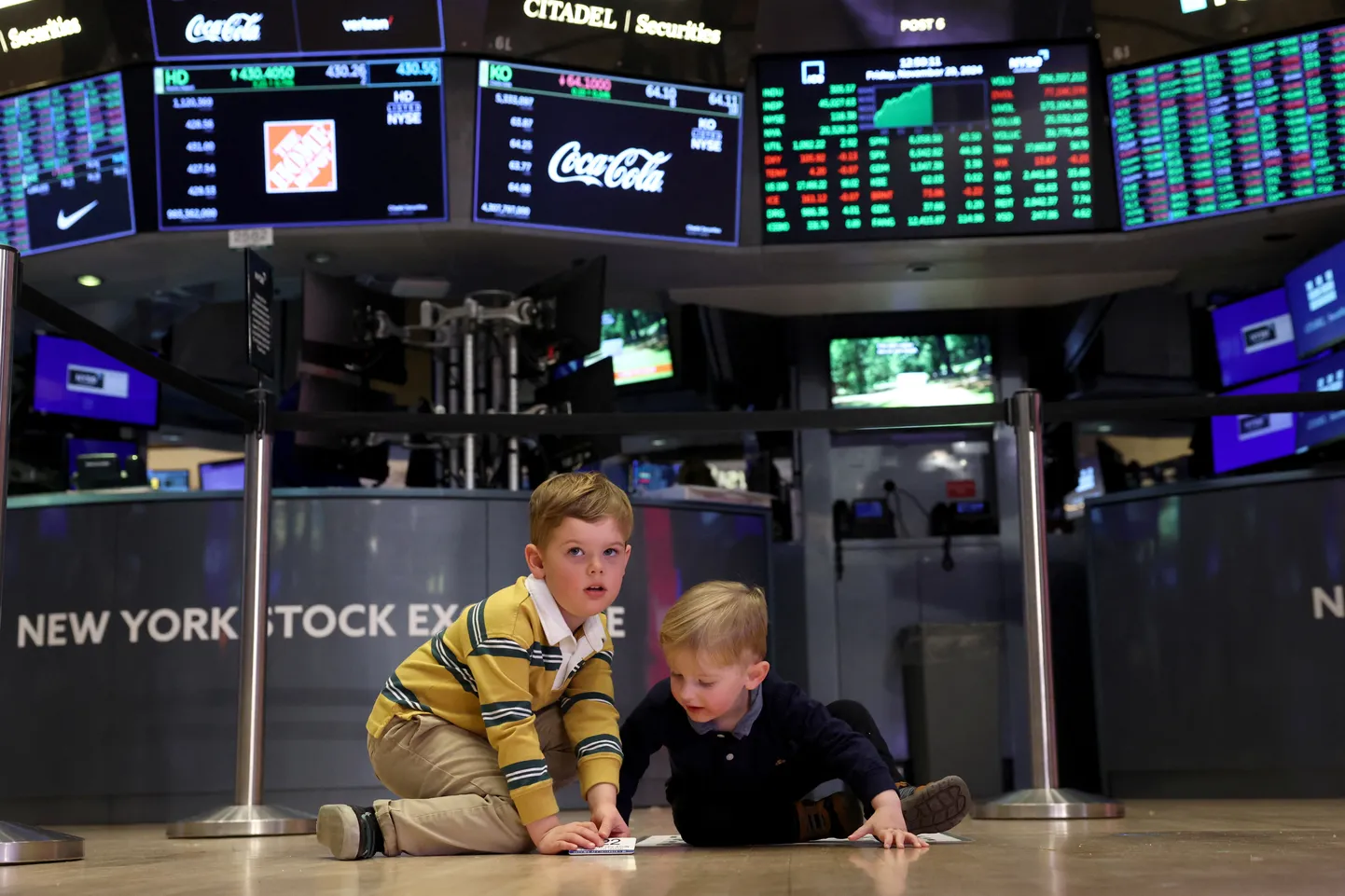 Lapsed mängivad New Yorgi börsipõrandal 29. novembril 2024. See päev on NYSE traditsiooniline laste tööle kaasa võtmise päev.