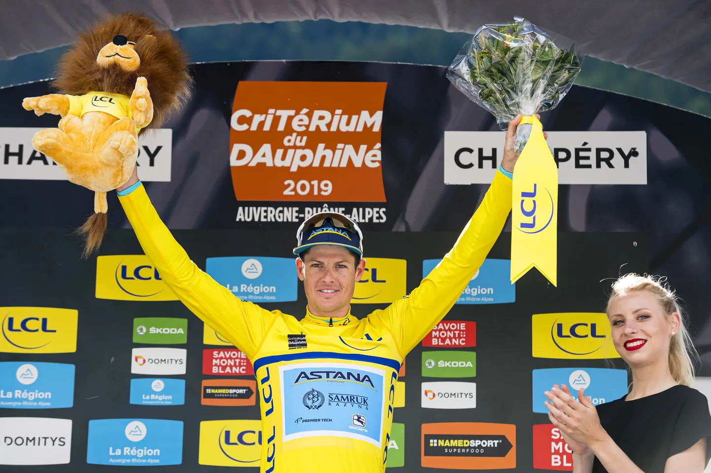 Jakob Fulgsang Dauphine'i kriteeriumi võitu tähistamas.