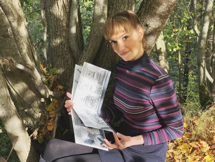 В руках Алены Кордас черновик будущей книги, которую уже ждут в детсадах.