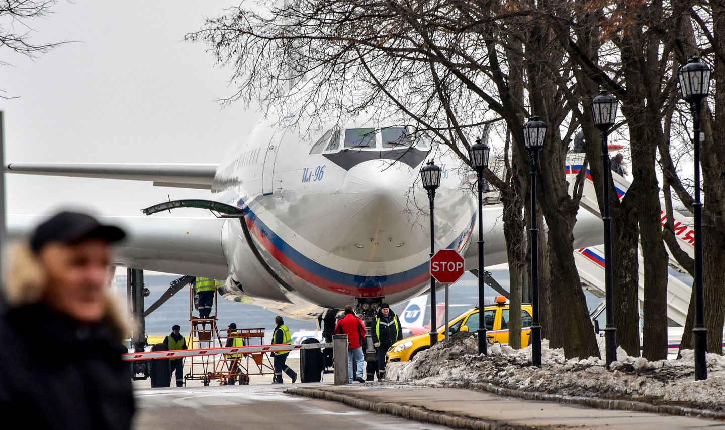 46 Vene diplomaati ja nende pereliikmed USAst koju toonud lennuk Il-96 täna Moskvas Vnukovo lennuväljal.