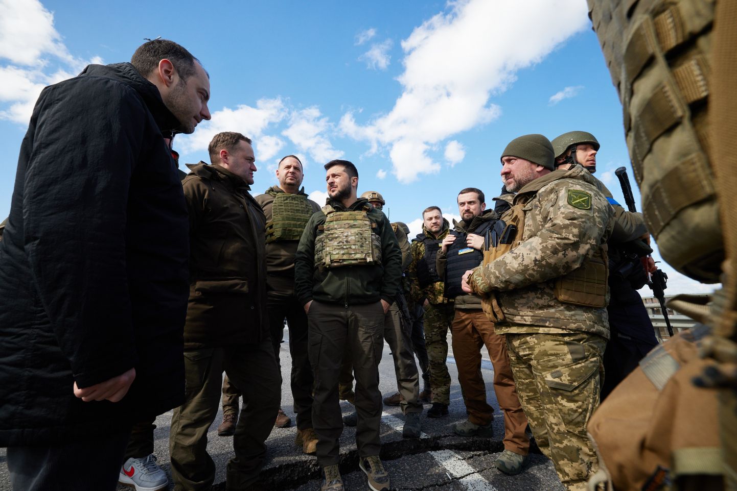 Ukraina president Volodõmõr Zelenskõi külastas 4. aprillil Butšat, kus Vene sõdurid olid tapnud vähemalt 400 tsiviilisikut
