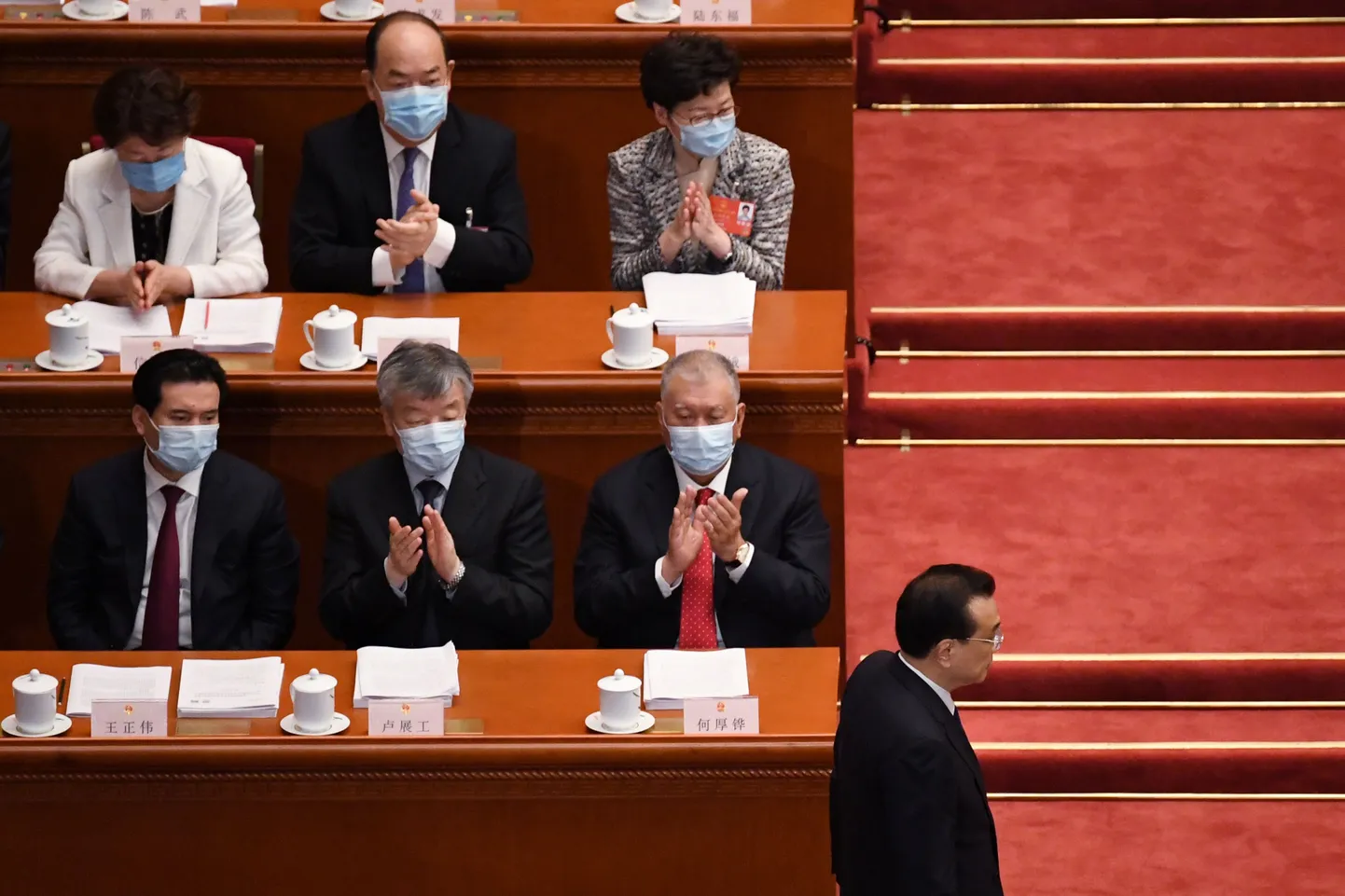 Hiina peaminister Li Keqiang naaseb oma kohal pärast parlamendi ees esinemist.