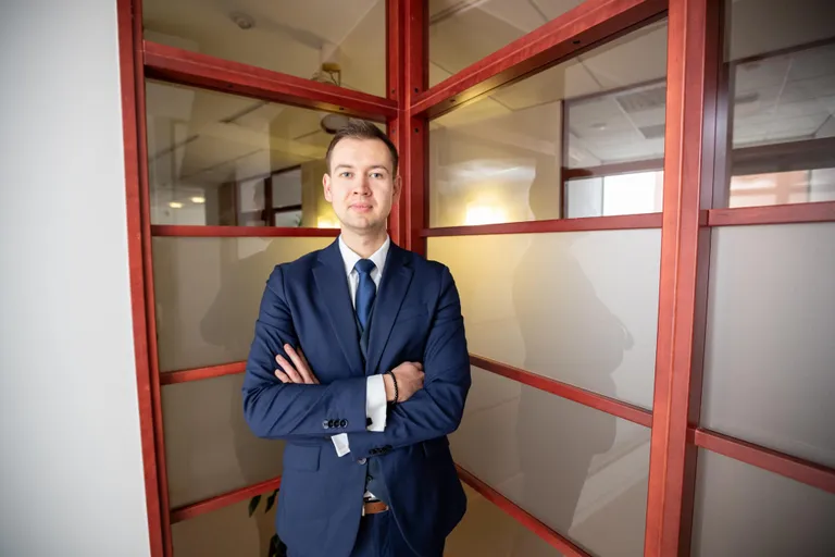 Vandeadvokaat Robert Sarv oma advokaadibüroos Emerald Legal Tallinna kesklinnas.