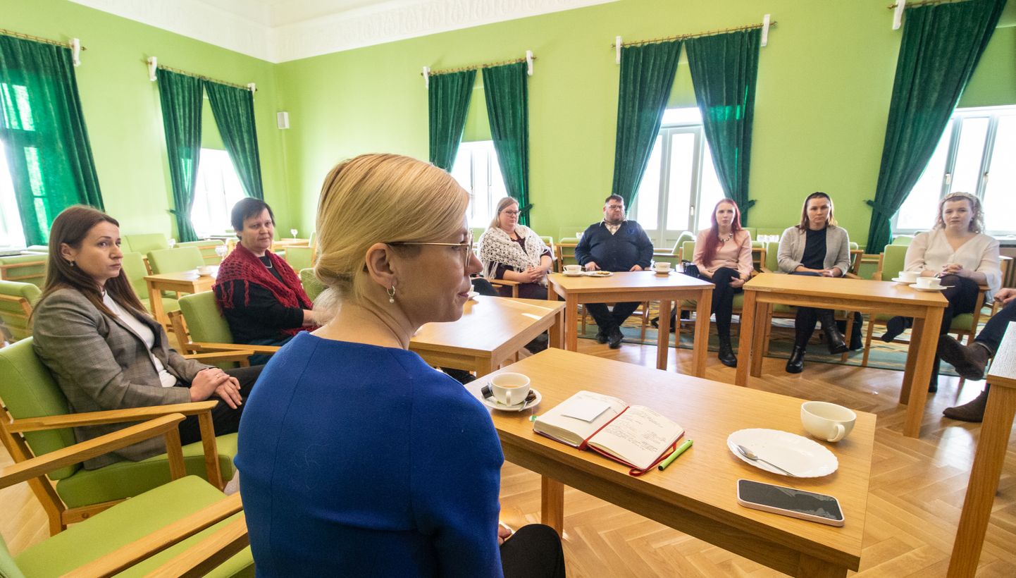 В пятницу на прошлой неделе в Кохтла-Ярвеском центре культуры министр культуры Пирет Хартман встретилась с ида-вирускими деятелями культуры.