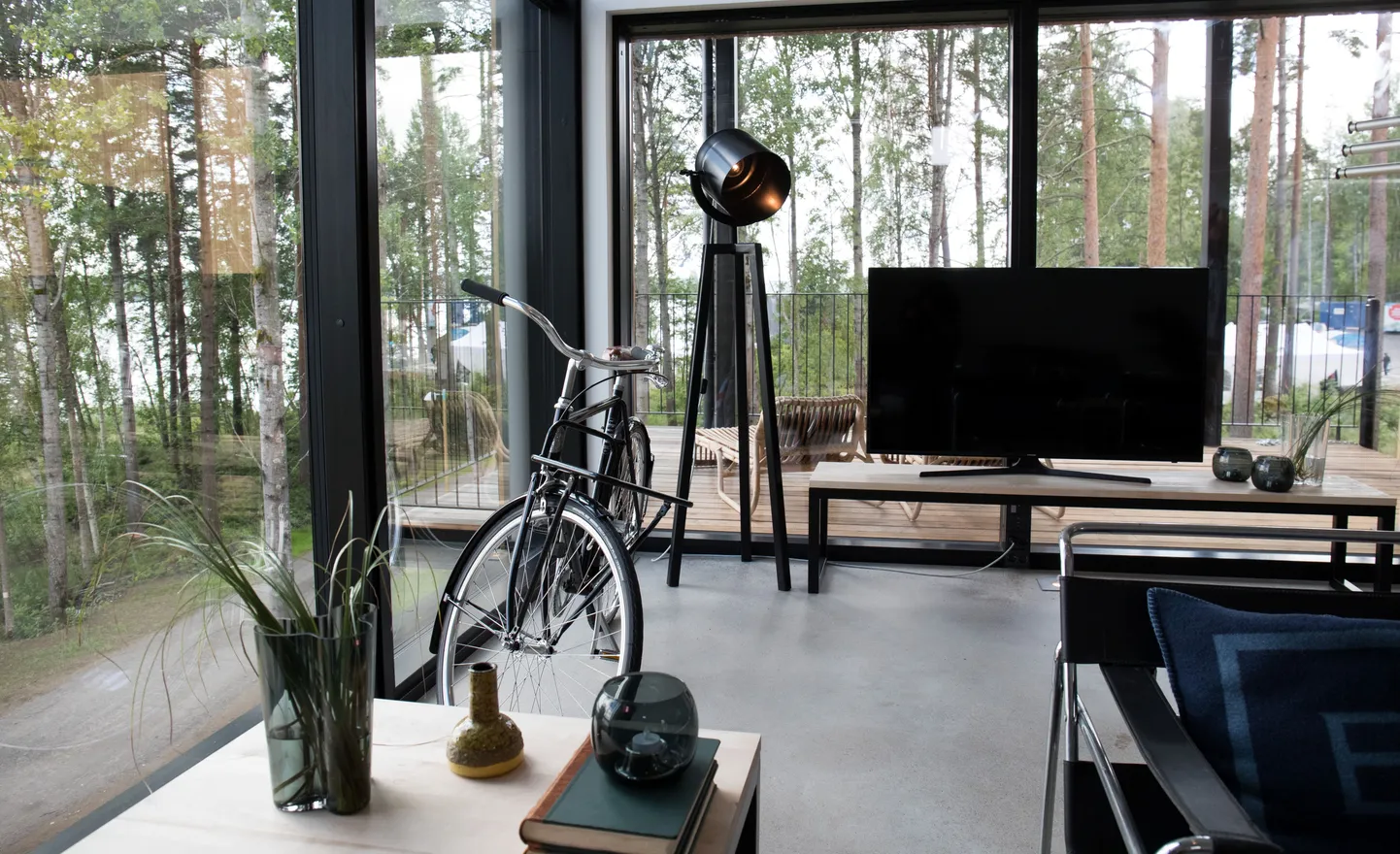 Järveäärses villas peetakse lugu ausatest materjalidest – klaasist, terasest, puidust ja betoonist – ning lugudega asjadest.