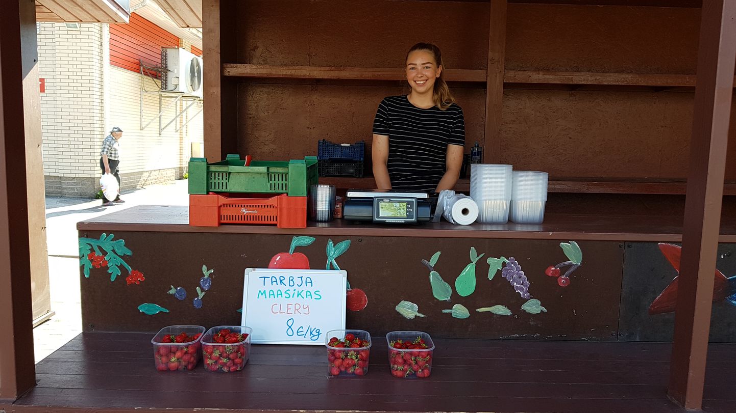 Paide turul Tarbja maasikaid pakkunud Anete Kõiv ütles, et inimesed toetavad kohaliku maasikakasvatajat rõõmuga ning ostavad magusaid marju vaatamata nende kallimale hinnale.
