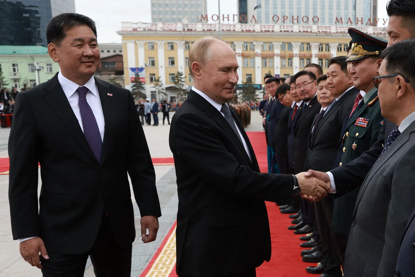 Vladimir Putin kohtus teisipäeval Ulaanbaataris Mongoolia presidendi Ukhnaagiin Khurelsukhiga.