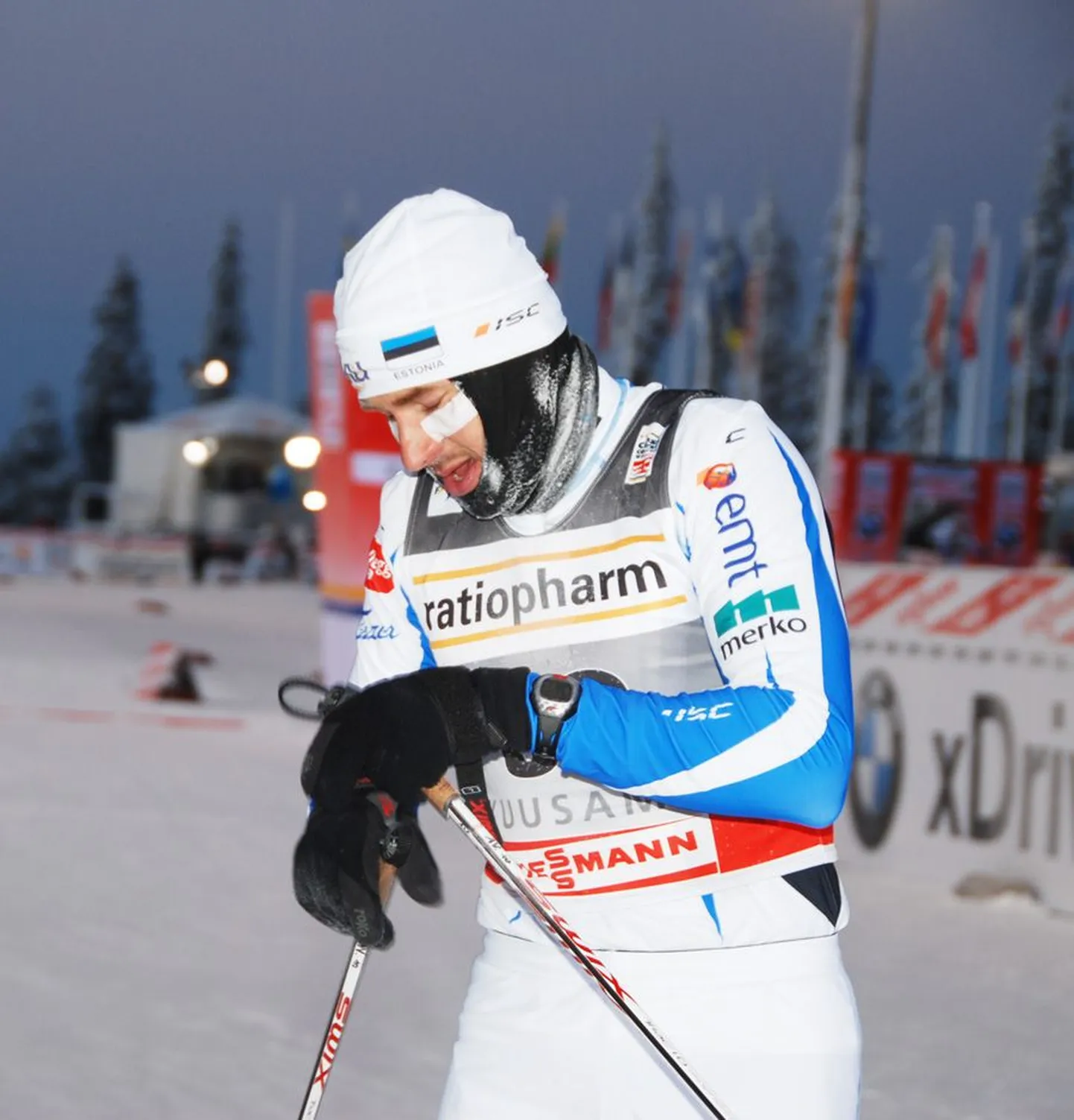 Vanameister Andrus Veerpalu teadis, kuidas end külma eest kaitsta. Paraku      ei aidanud see tal rajal kiiremini liikuda.