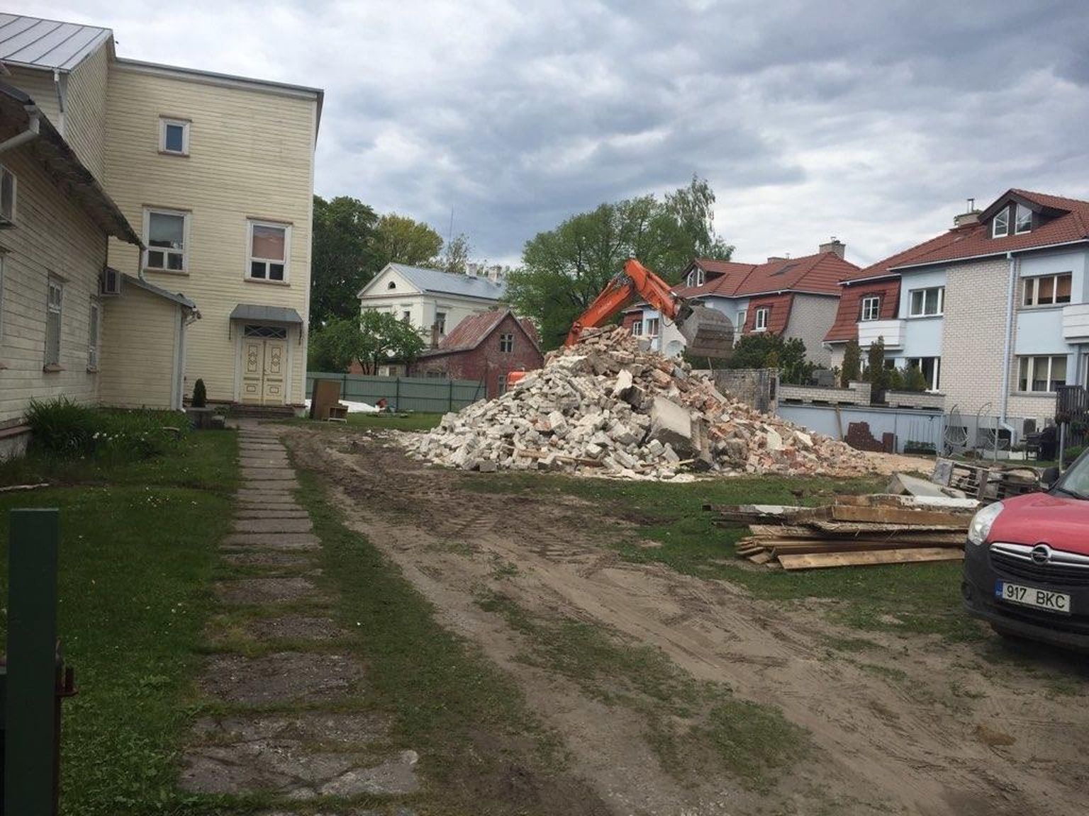Laine Mägi tantsukooli uue hoone asukohal lammutati maha krundil asunud väike hoovimaja.
