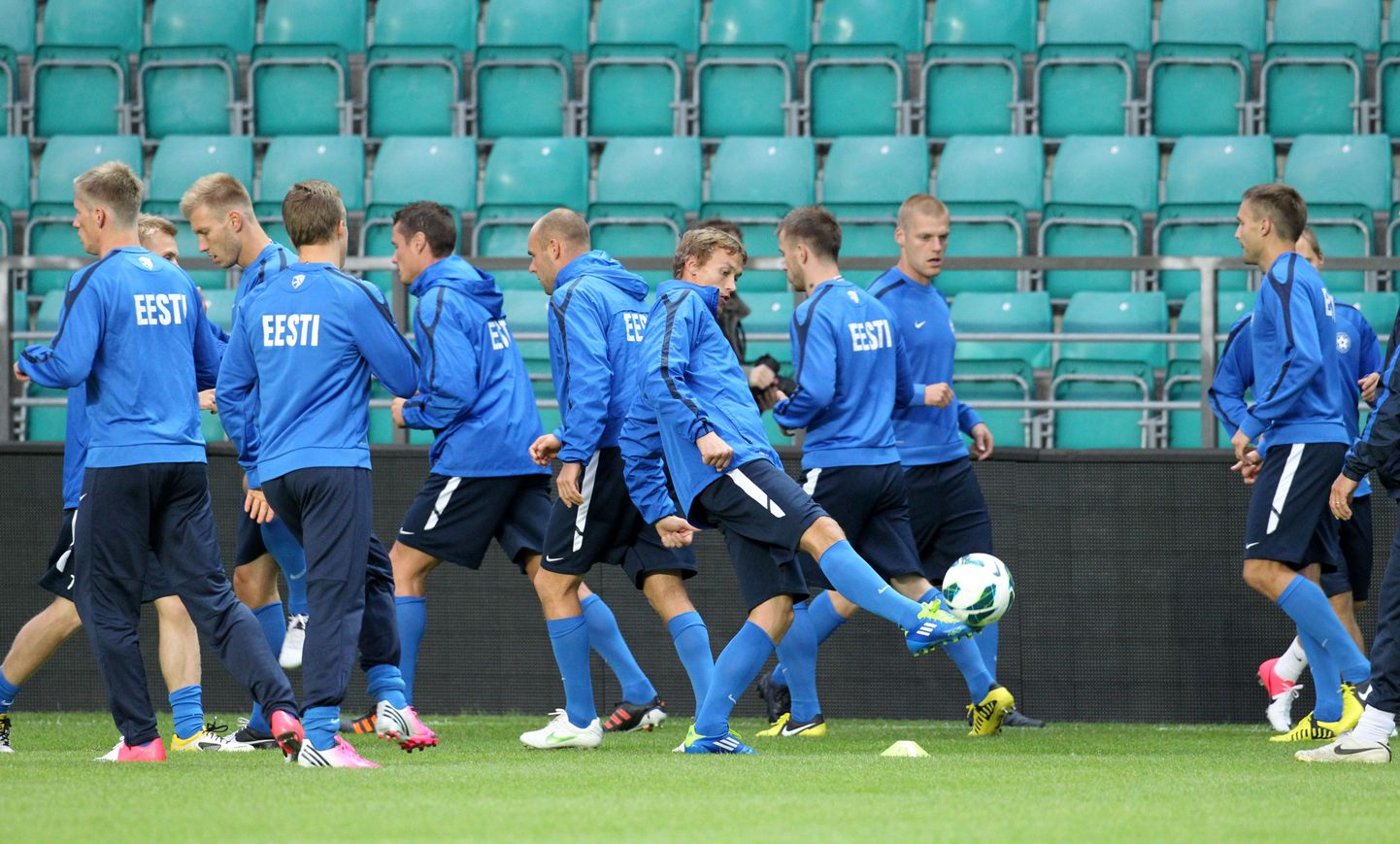 Футболисты сборной Эстонии на тренировке.