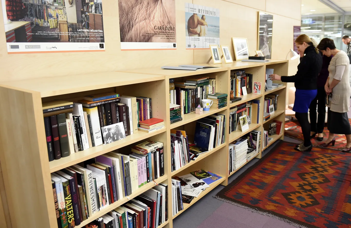 Teātra un kino kritiķa Normunda Naumaņa personīgās bibliotēkas grāmatplaukts Latvijas Nacionālās bibliotēkas Audiovizuālajā lasītavā.