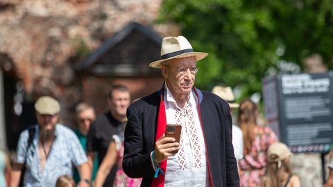 Тоомас Хендрик Ильвес наслаждается начавшимся фестивалем народной музыки в Вильянди