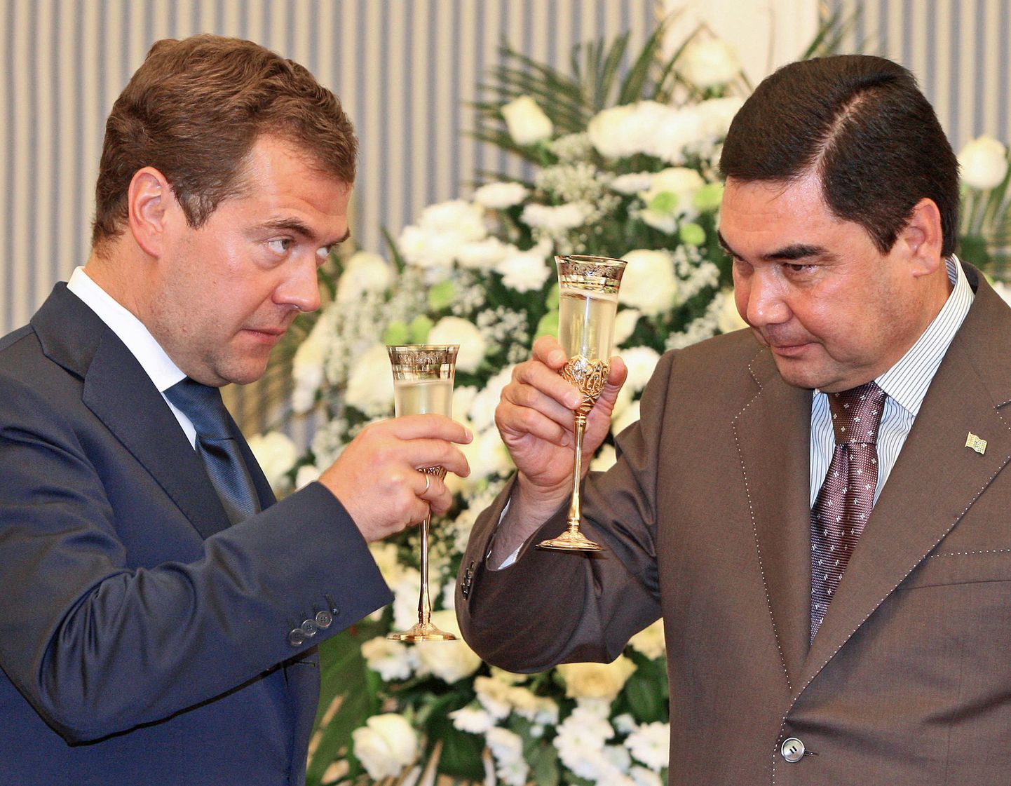 Vene president Dmitri Medvedev koos oma Türkmenistani kolleegi Gurbangulõ Berdõmuhhamedoviga.