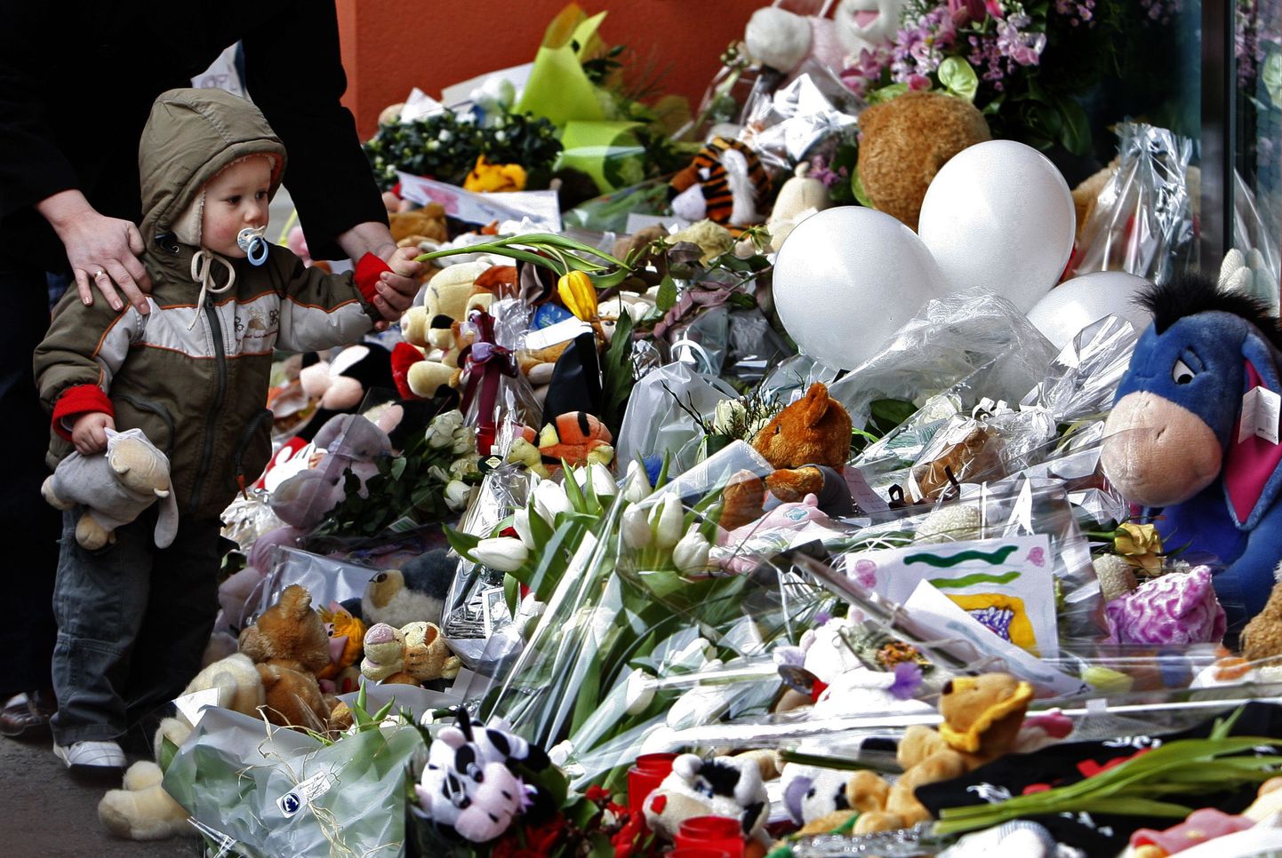 Lilled, küünlad ja mänguasjad  Dendermonde lasteaia juures.