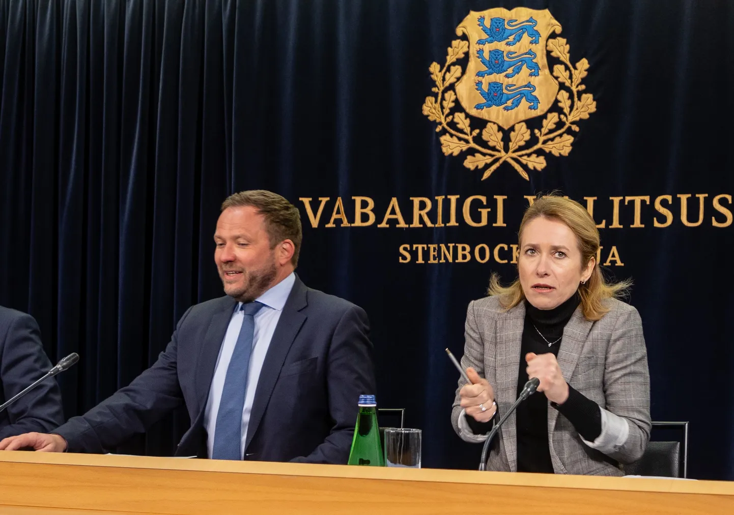 Маргус Цахкна улыбается пока Кая Каллас испытывает дикомфорт на совместной пресс-конференции, Таллинн, 2024 год.