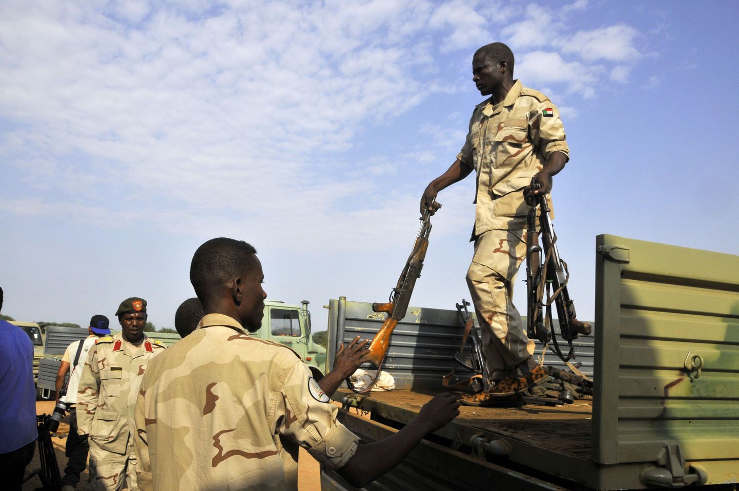 Sudaani sõdurid kogumas kokku kohalike poolt vabatahtlikult loovutatud relvi. Xinhua/Sipa USA/Scanpix