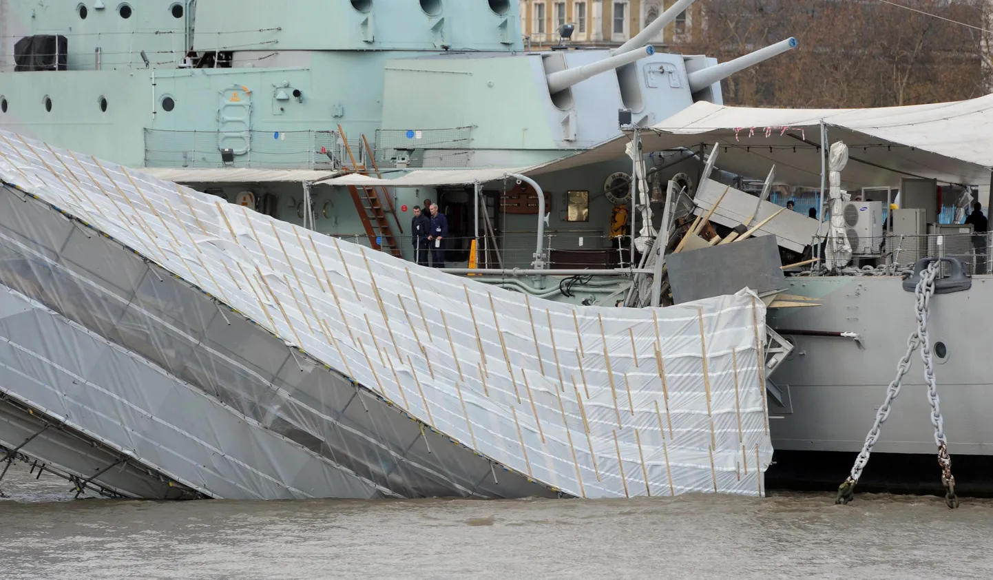 HMS Belfasti juurde viiv käigusild murdus ja kukkus Thamesi jõkke