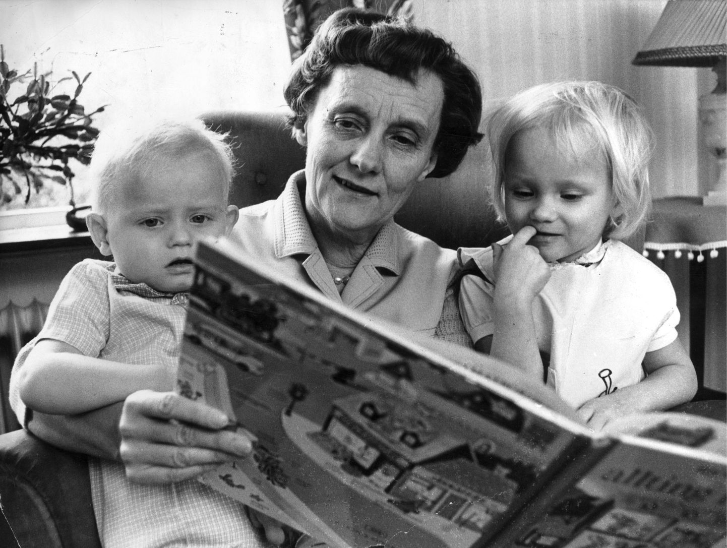 Stockholm 1966 - Astrid Lindgren loeb ette oma lastelastele Annikale ja Andersile.