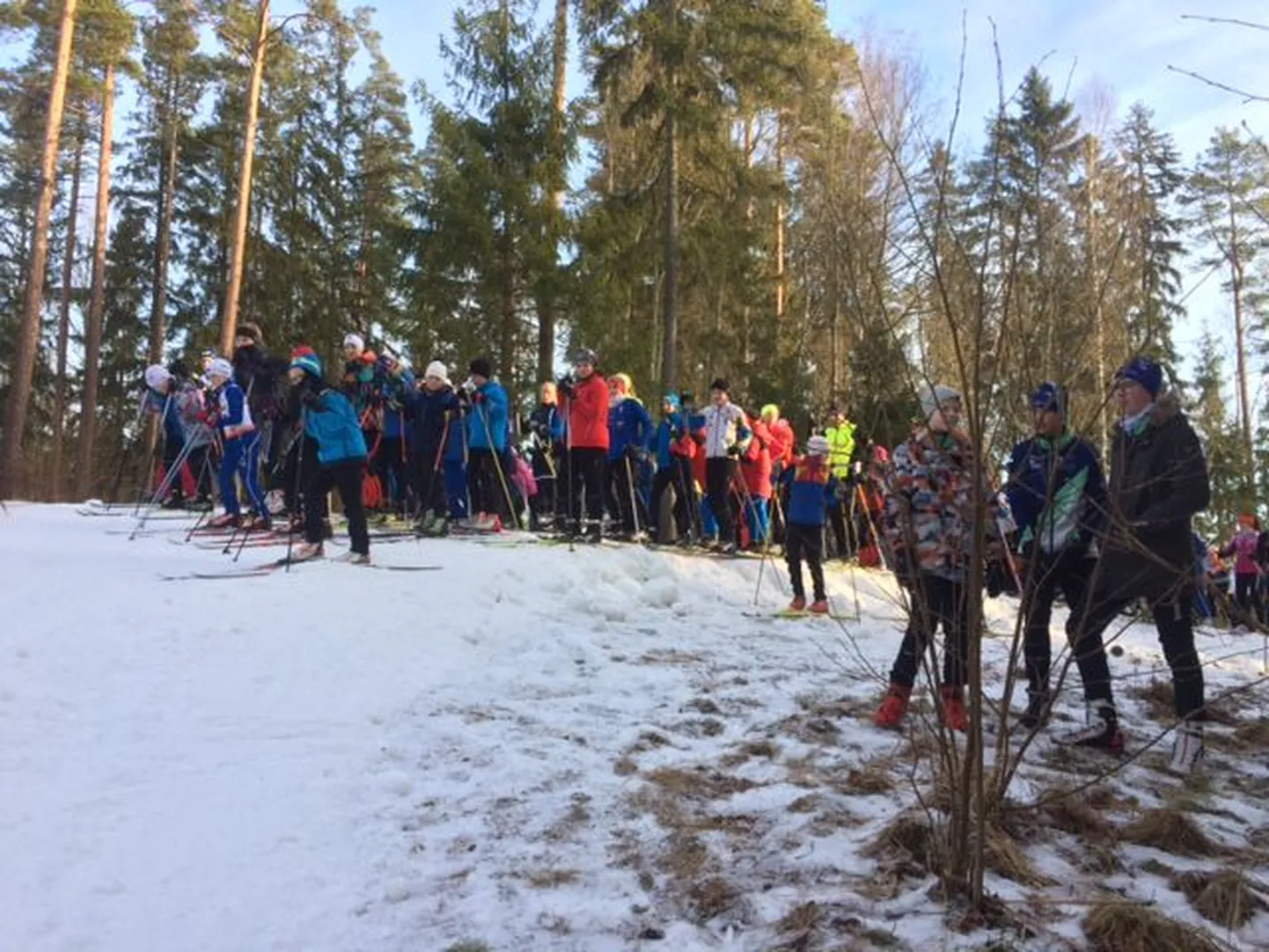 Võistlejad Valgehobusemäel peetud võistlusel sööstmas rajale, mis polnud sugugi kergete killast.