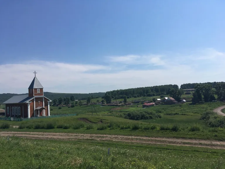 Ülem-Suetuki vaade koos kirikuga.