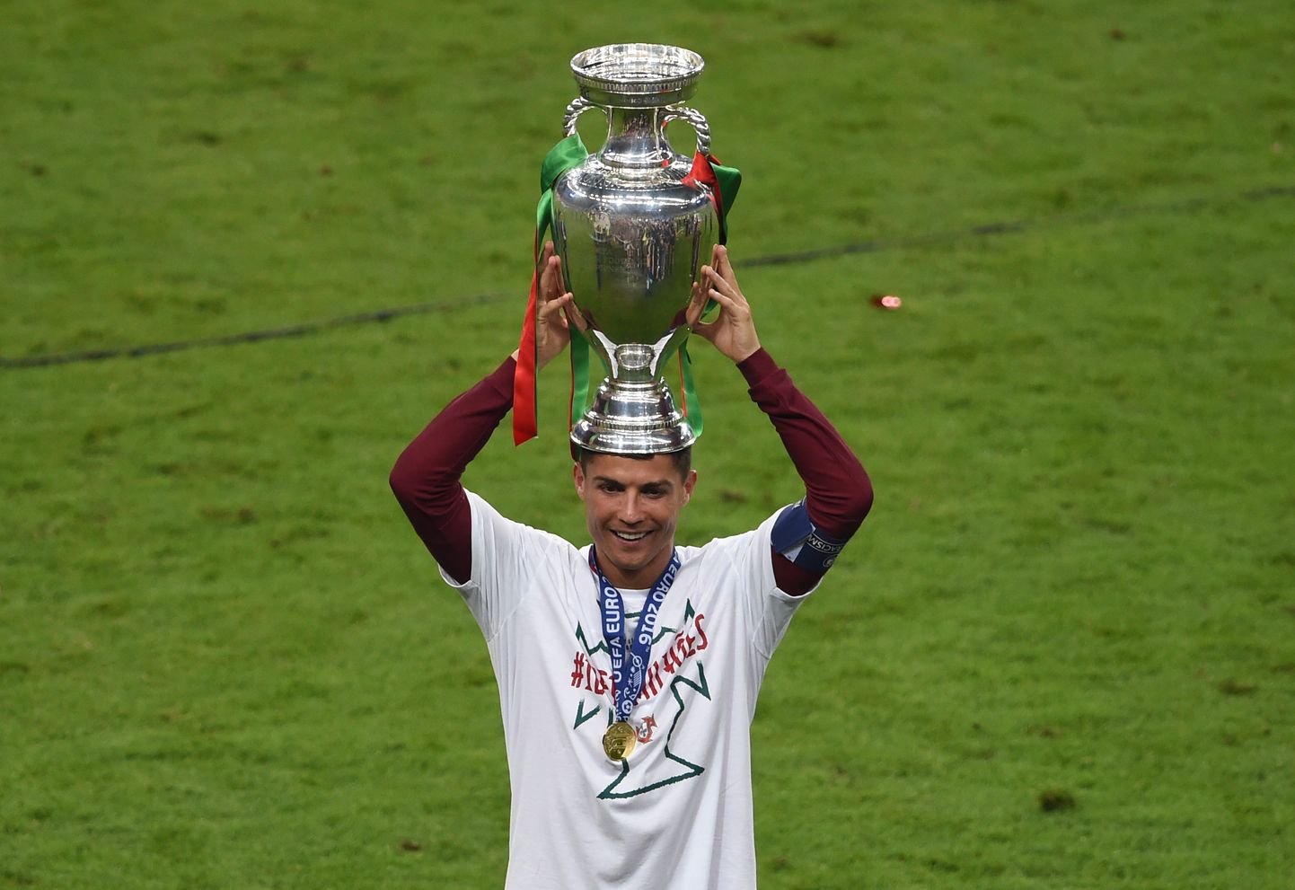 Cristiano Ronaldo 2016. aastal Portugali koondisega võidetud EM võidukarikaga.