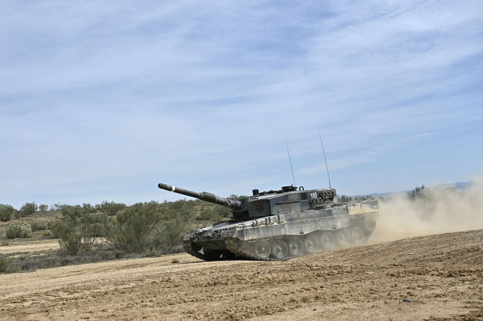 На фотографии изображены украинские военнослужащие, отрабатывающие маневры на танке Leopard в Испании.
