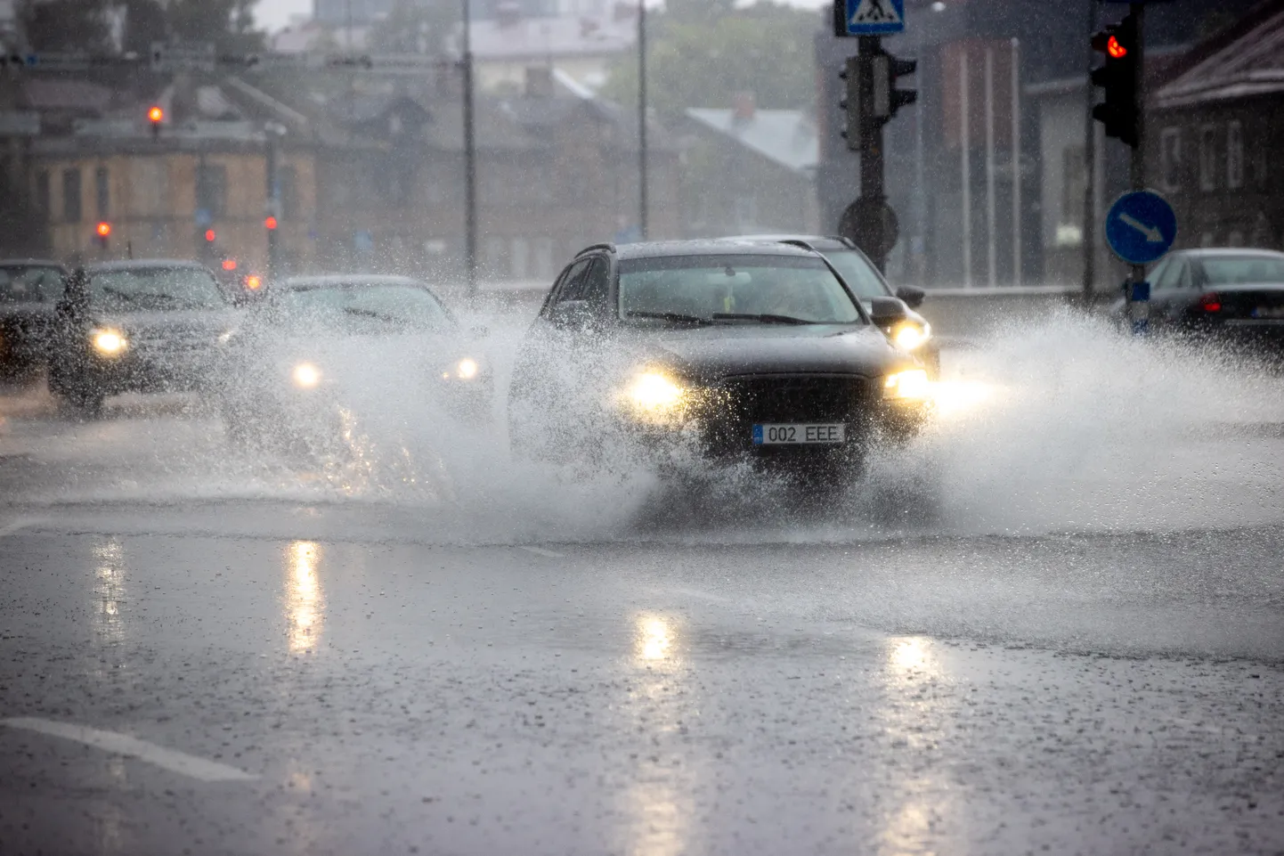 Paduvihmas inimesed Tallinna bussijaama ümbruses.
Foto Tairo Lutter, Postimees