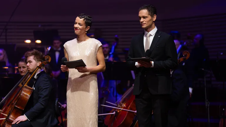 Balvu pasniegšanas ceremonijas vadītāji – Liepājas teātra aktieri Agnese Jēkabsone un Edgars Ozoliņš.