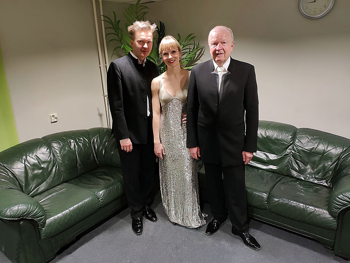 Pianist Kristjan, vioolamängijast Liisa ja maestrost isa Kalle Randalu pärast aastalõpukontserti Jõhvi kontserdimaja esinejate fuajees.
