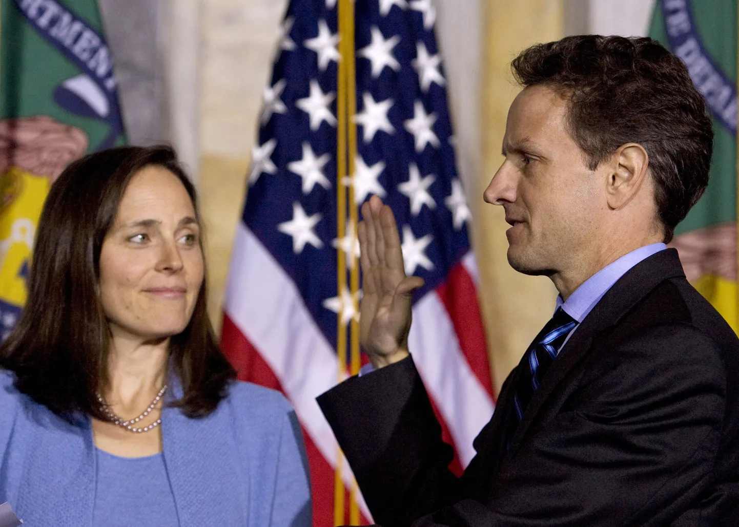 Timothy Geithner annab abikaasa Carole'i juuresolekul ametivannet.
