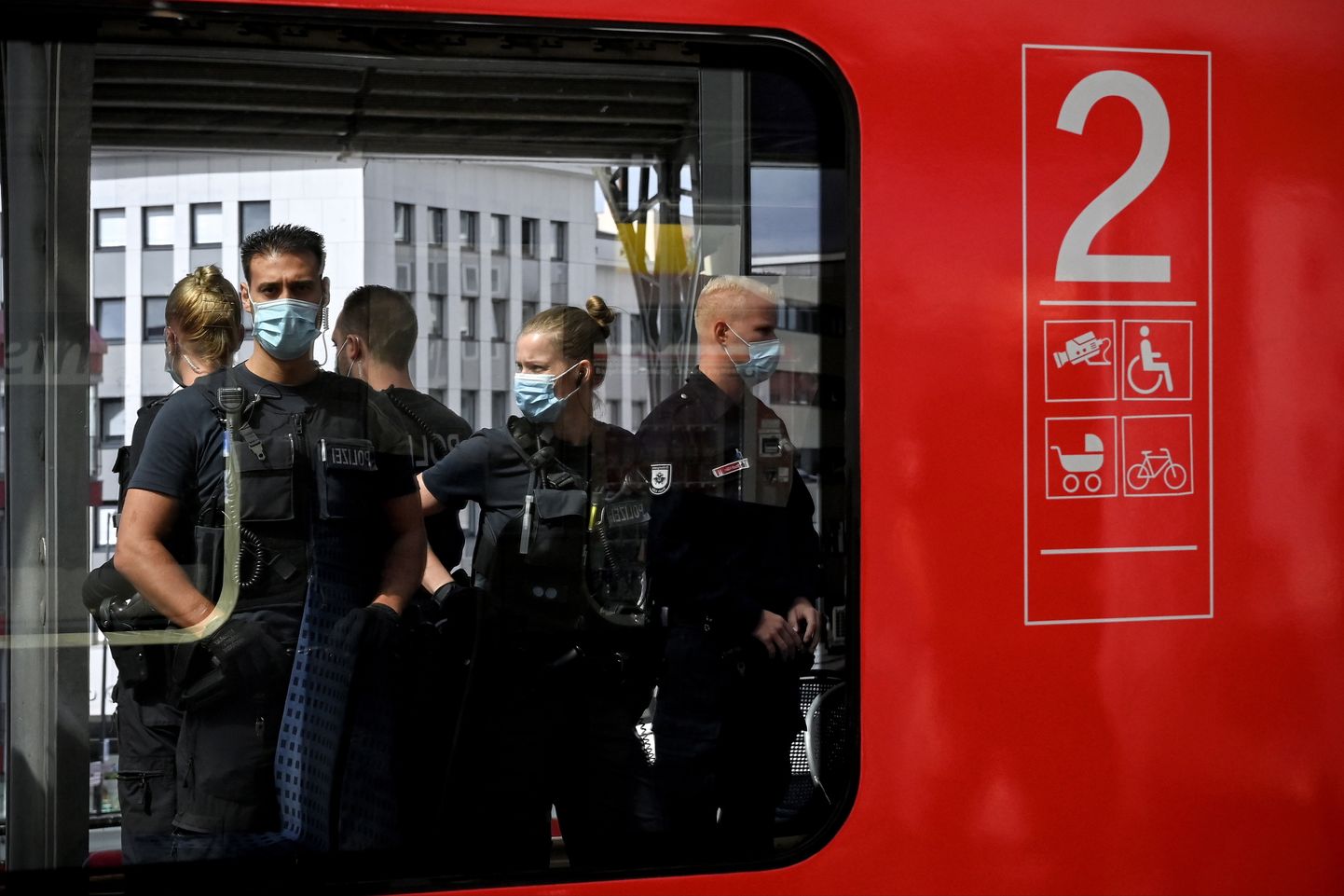 Politseinikud pidasid kinni Saksamaal rongireisijaid tülitanud ja kiirabiarsti rusikaga näkku löönud Eesti mehe.