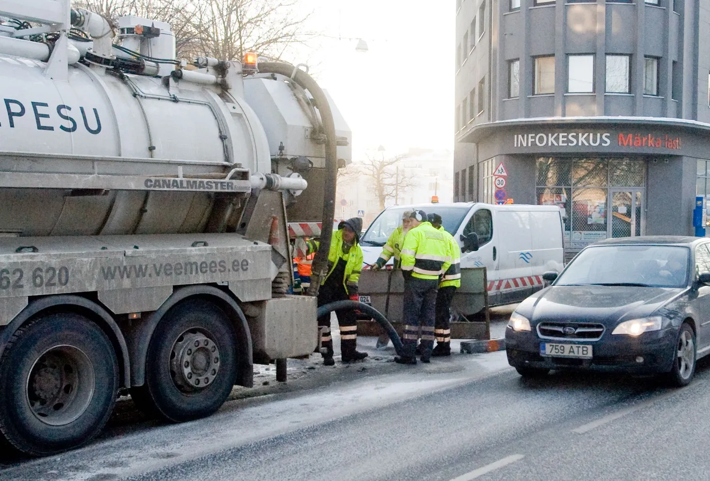 Hariduse ja Tõnismäe tänava nurgal lõhkes veetoru.