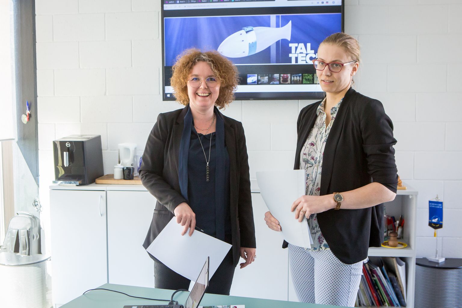 SAARE NAISED: Anni Hartikaineni (vasakul) laboriplaani aitab ellu viia Eesti maaülikoolis toidutehnoloogia erialal kõrghariduse omandanud ja Tallinna tehnikaülikoolis tootearenduses magistrikraadi saanud Liisa Kiiker.