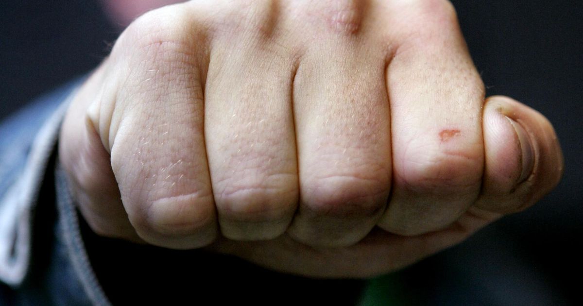 Mees ründas parklas tuttavat