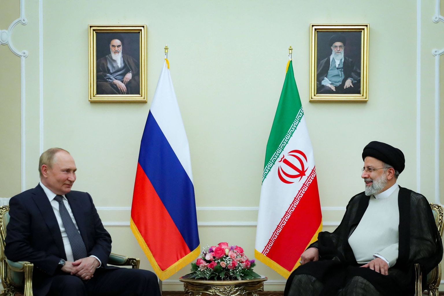 Venemaa ja Iraani riigipead kohtumisel.