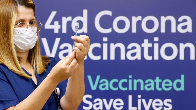 Считается, что четвертая доза вакцины необходима людям с ослабленным иммунитетом, либо престарелым, для которых заболевание коронавирусом более опасно. В Соединенном Королевстве принят такой же подход, но число людей, получивших четвертую вакцину, пока что невелико