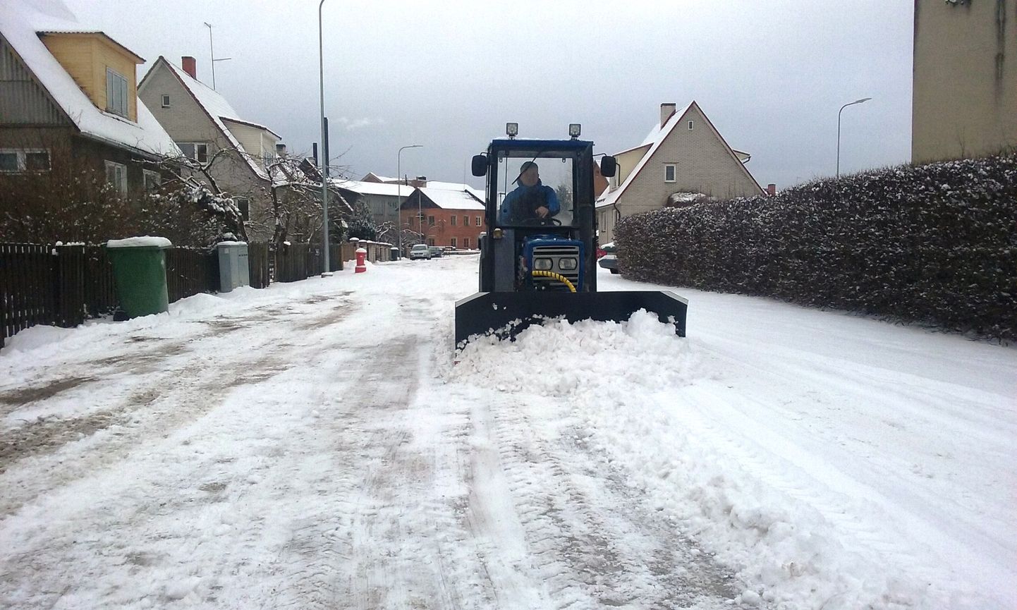 Võru mees lükkas tänava oma traktoriga lumest puhtaks.