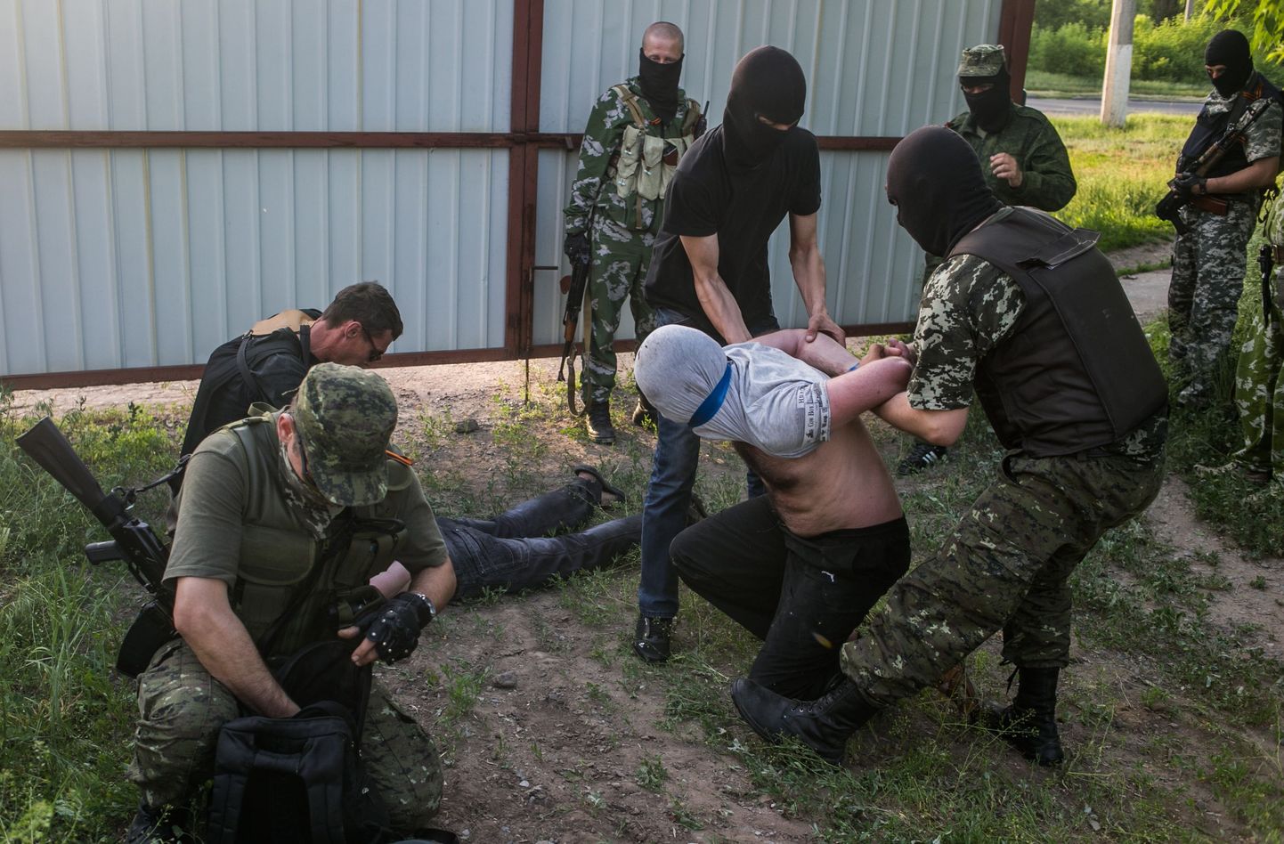 Donbassi niinimetatud venemeelsed separatistid peavad kinni kahtlasteks peetud isikuid.