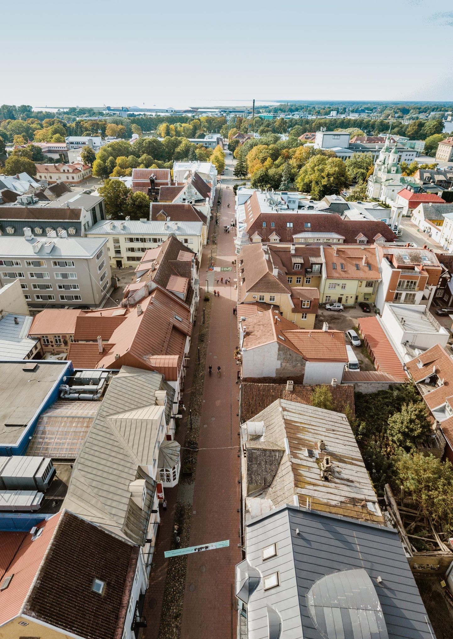 Pärnu linnavalitsus teeb linnalt ruumide üürijatele soodustusi. Pildil Rüütli tänav droonilennult.