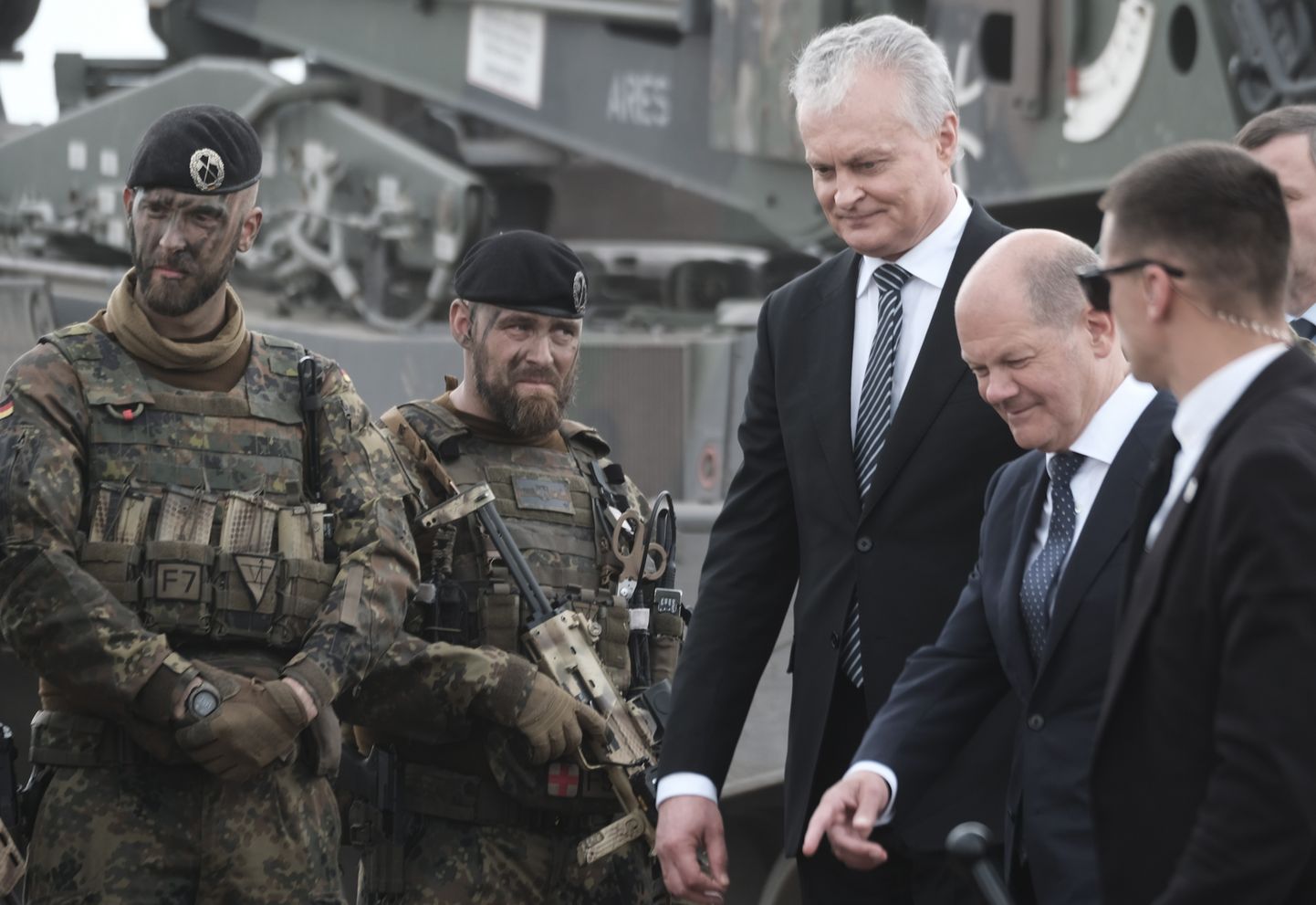 Leedu president Gitanas Nausėda ja Saksa kantsler Olaf Scholz Leedus baseeruvate sõjaväelastega kohtumas.