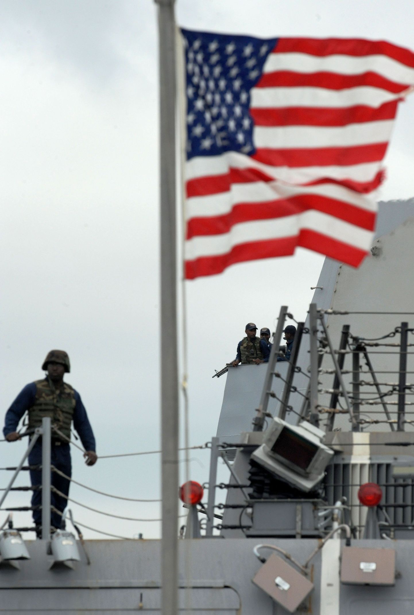 USA merejalaväelased USS Bainbridge'i pardal.