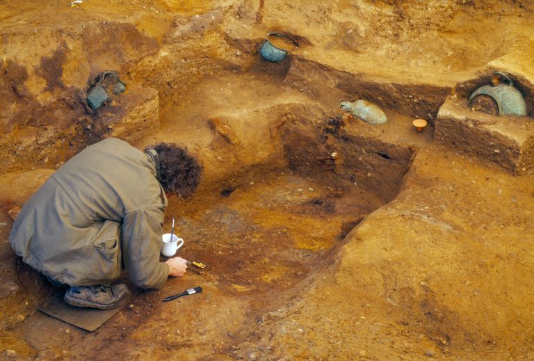 Essexist Prittlewellist leiti 6. sajandi haud, kuhu tõenäoliselt maeti prints Seaxa. Pildil arheoloog uurimas leiukohta