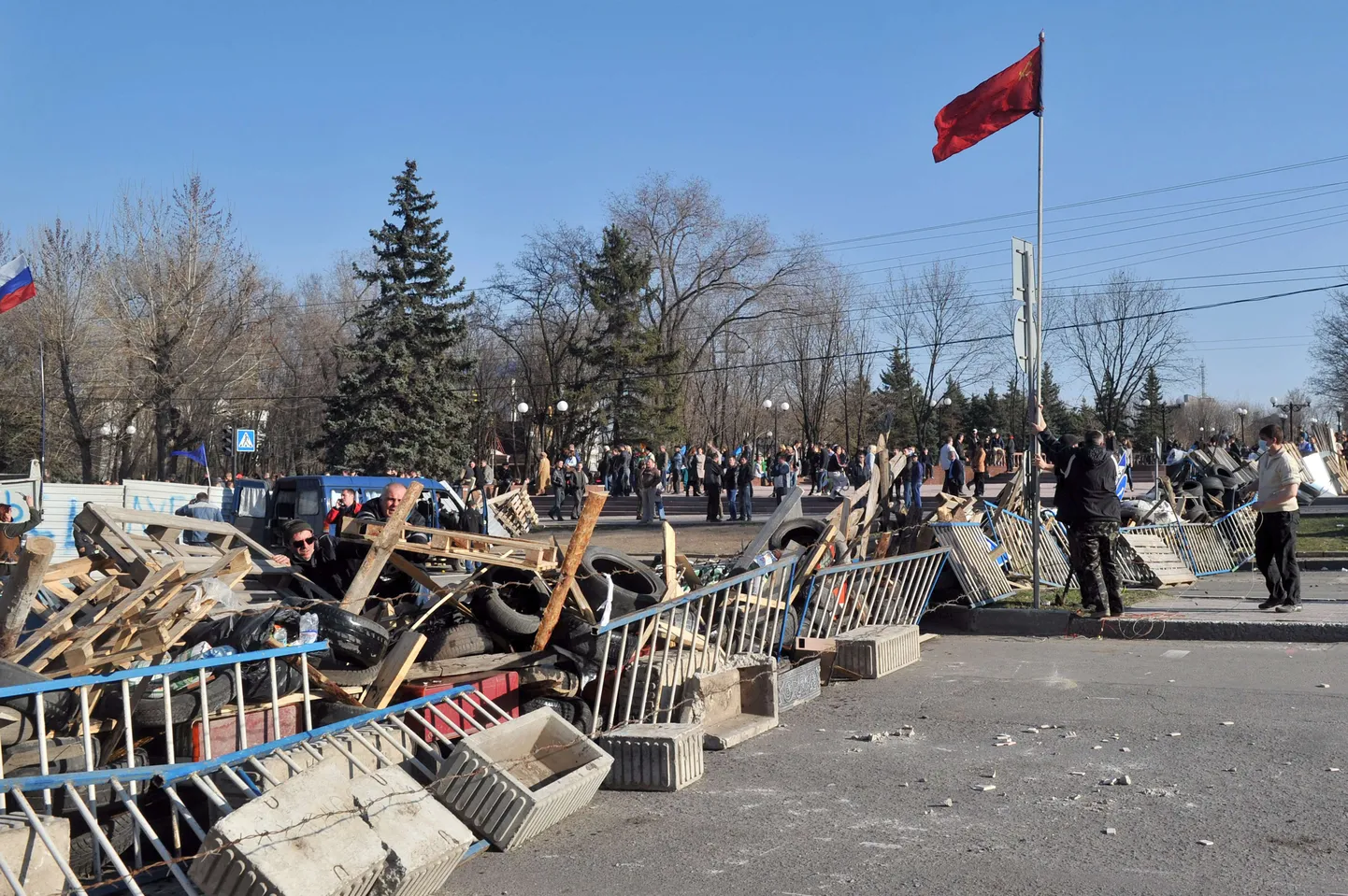 Venemeelsete aktivistide rajatud barrikaadid Luganskis julgeolekuteenistuse hoone ees. Samas lehvib ka Nõukogude Liidu lipp.