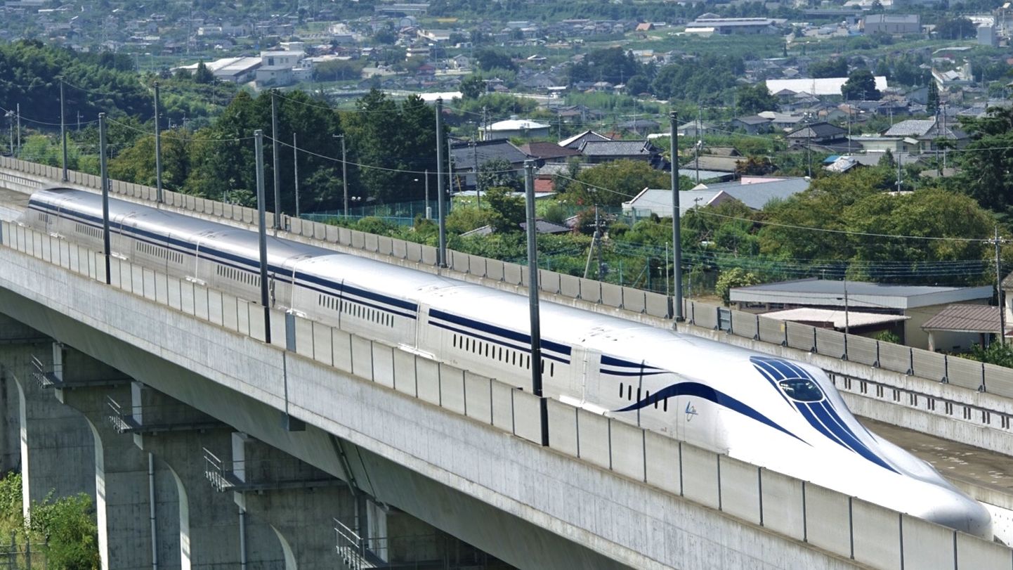 L0 seeria shinkansenid hoiavad maailma kiirusrekordit: enam kui 600 kilomeetrit tunnis. Tavaliselt liiguvad kiirrongid Jaapanis umbes poole aeglasemalt, kuid siiski väga täpselt.