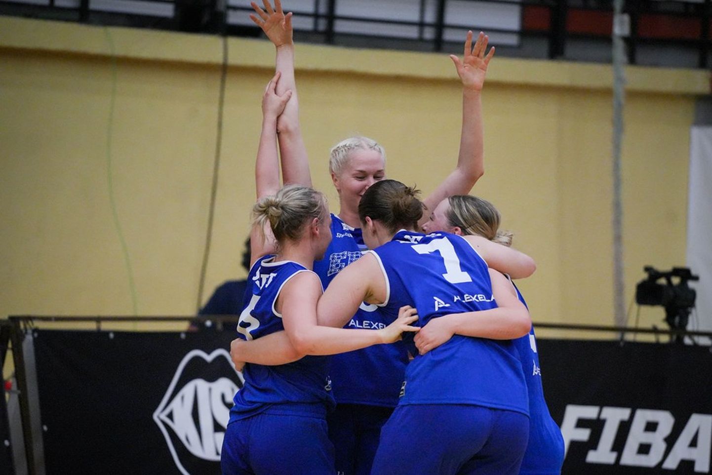Eesti naiskonna võidurõõm pärast EM-pileti teenimist. Üksteist õnnitlevad Marie Anette Sepp (vasakul), Kadri-Ann Lass (nr 7), Annika Köster (taga) ja Johanna Eliise Teder.
