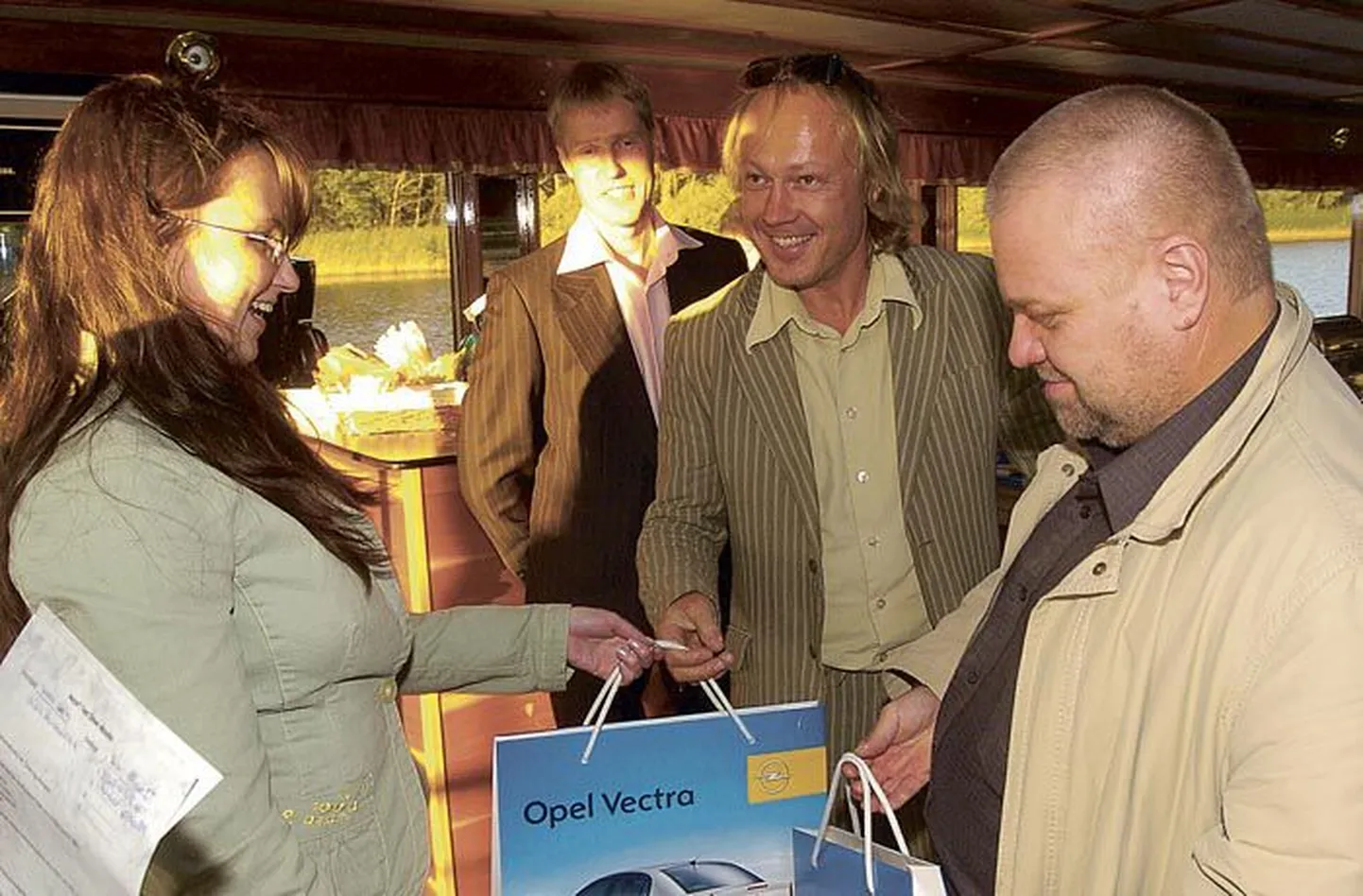 Endla teatri direktor Ain Roost (paremalt) ja ettevõtja Vallo Palm olid viktoriiniküsimustele hästi vastanute võistkonnas. Varsti näeme neid Opeli särkides ringi kõndimas.